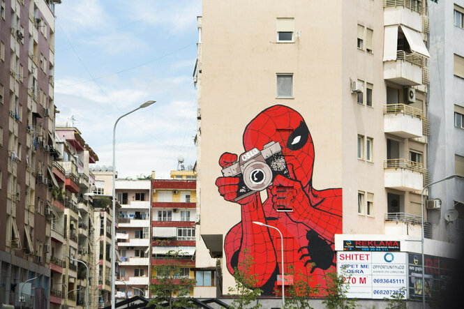 Eine große Wandmalerei zeigt Spidermann mit einem Fotoapparat