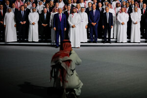 US-Präsident Donald Trump und der saudische Kronprinz Mohammed Bin Salman posieren für ein Gruppenfoto während des Saudi-U.S. Investment Forums in Riad, Saudi-Arabien, 13. Mai 2025