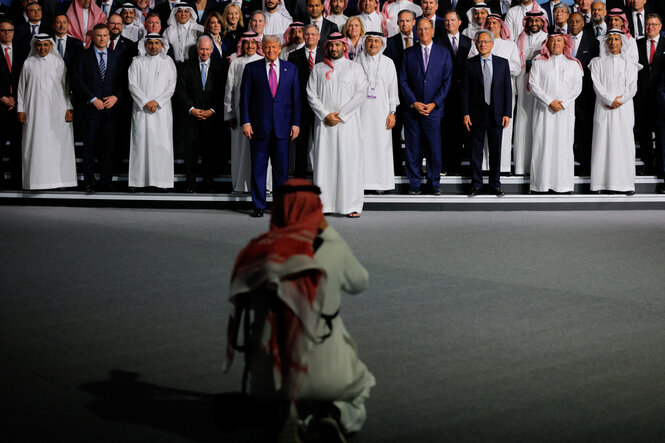 US-Präsident Donald Trump und der saudische Kronprinz Mohammed Bin Salman posieren für ein Gruppenfoto während des Saudi-U.S. Investment Forums in Riad, Saudi-Arabien, 13. Mai 2025