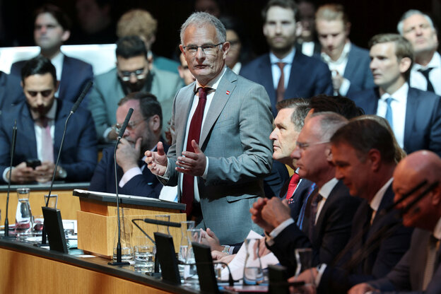 Ein Mann spricht in ein Mikrofon während einer Sitzung des Parlaments in Wien