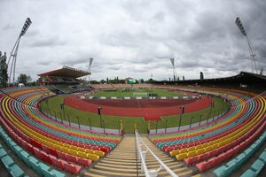 Das Foto zeigt einen Blick in das inzwischen teilweise abgerissene Jahn-Stadion in Berlin.