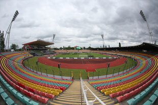 Das Foto zeigt einen Blick in das inzwischen teilweise abgerissene Jahn-Stadion in Berlin.