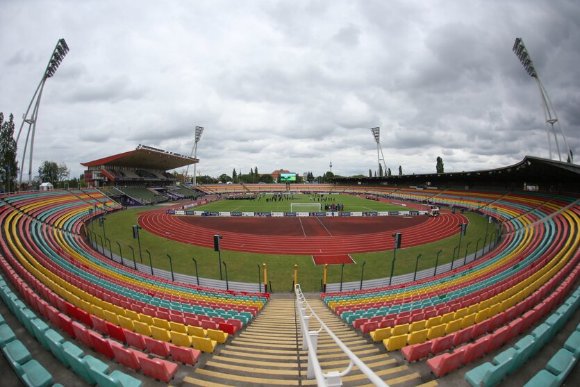 Das Foto zeigt einen Blick in das inzwischen teilweise abgerissene Jahn-Stadion in Berlin.