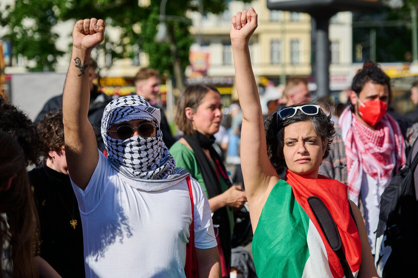 Demonstrierende recken am Nakba-Tag 2024 die Fäuste in die Höhe.