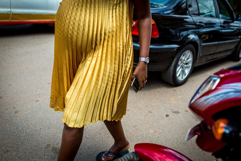 Eine schwangere Frau in einem goldenen Kleid