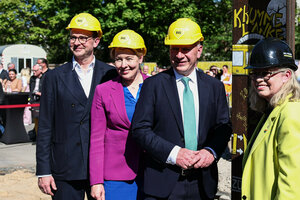 Henrik Falk (l-r), Vorstandsvorsitzender der Berliner Verkehrsbetriebe (BVG), Franziska Giffey (SPD), Berliner Senatorin für Wirtschaft, Energie und Betriebe, Kai Wegner (CDU), Regierender Bürgermeister von Berlin, Ute Bonde (CDU), Berliner Senatorin für