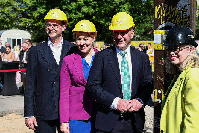 Henrik Falk (l-r), Vorstandsvorsitzender der Berliner Verkehrsbetriebe (BVG), Franziska Giffey (SPD), Berliner Senatorin für Wirtschaft, Energie und Betriebe, Kai Wegner (CDU), Regierender Bürgermeister von Berlin, Ute Bonde (CDU), Berliner Senatorin für Mobilität, Verkehr, Klimaschutz und Umwelt, stehen vor einer Spundwand
