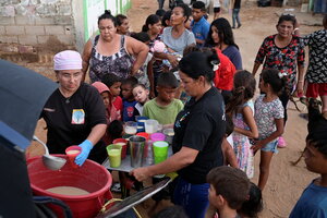 Menschen an einer Essens­ausgabe einer privaten Armenküche in Maracaibo