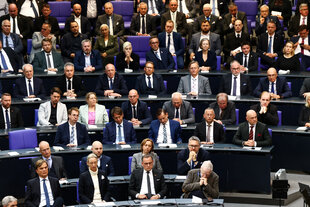 Menschen sitzen im Bundestag