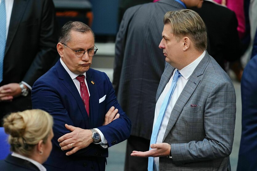 Krah und Chrupalla im Gespräch im Bundestag