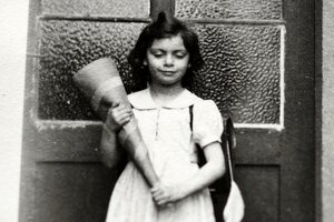 Historische Aufnahme von Bela Winkens, ein Mädchen steht mit einer Schultüte vor einer Haustür