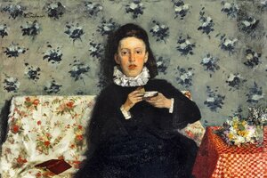 Eine Frau mit weißer Halskrause hält ein Brot in der Hand, sie sitzt vor einer gemusterten Tapete , das Sofa im Blumenmuster, eine Karotischdecke mit Blumenstrauß