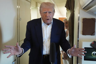 US-Präsident Donald Trump spricht mit Reportern in der Air Force One.