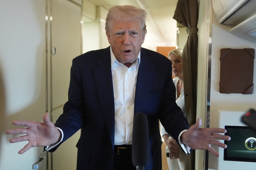 US-Präsident Donald Trump spricht mit Reportern in der Air Force One.