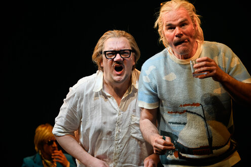 Charly Hübner und Yorck Dippe stehen in der Inszenierung "Ein Sommer in Niendorf" auf der Bühne des Hamburger Schauspielhauses.