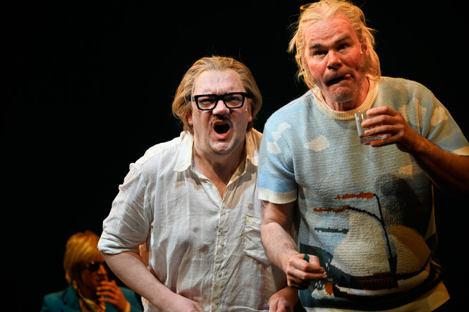 Charly Hübner und Yorck Dippe stehen in der Inszenierung "Ein Sommer in Niendorf" auf der Bühne des Hamburger Schauspielhauses.