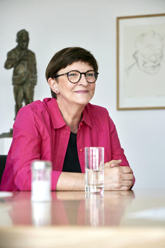 Esken sitzt an ihrem Schreibtisch und schaut nachdenklich