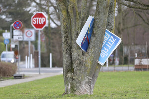 Wahlplakate der AfD wurden zwischen Baumstämme gesteckt