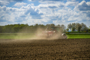 Ein Landwirt pflügt mit seinem Traktor einen Acker