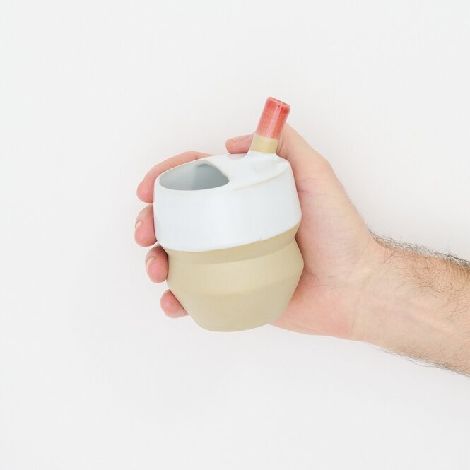 Schnabeltasse in einerm Hand