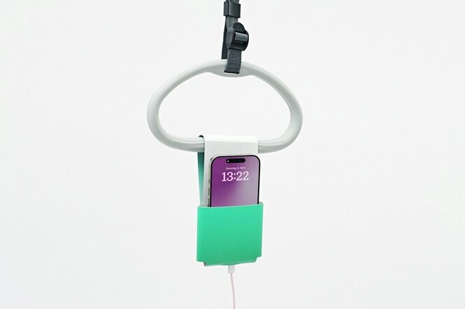 Handy hängt in einem Krankenhausgalgen