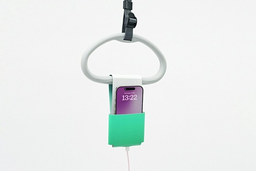 Handy hängt in einem Krankenhausgalgen