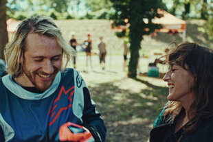 Szene aus dem Eröffnungsfilm, ein Mann und eine Frau lachen gemeinsam