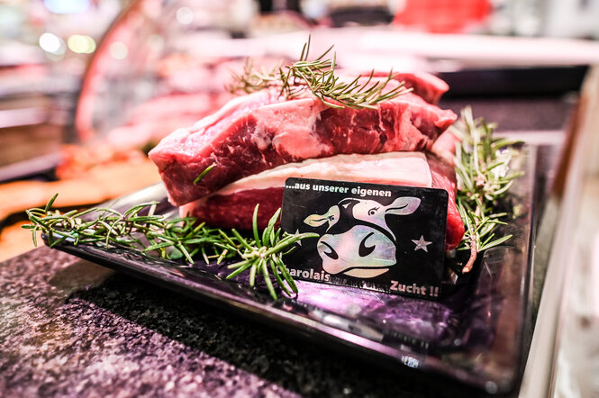 Rohes Rindfleisch mit Rosmarinzweigen dekoriert