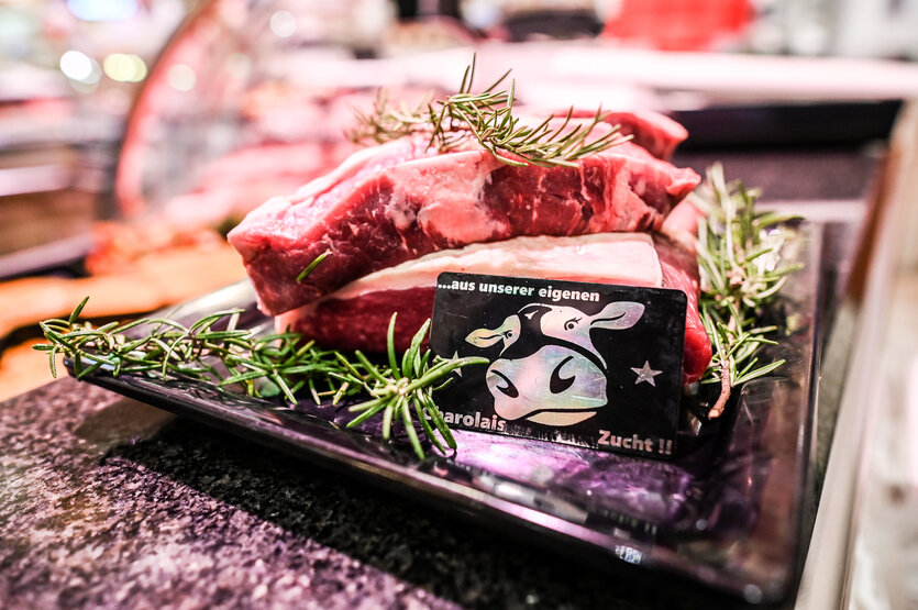 Rohes Rindfleisch mit Rosmarinzweigen dekoriert