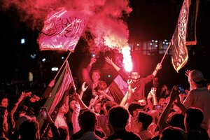 Menschen jubeln und zünden Pyrotechnik