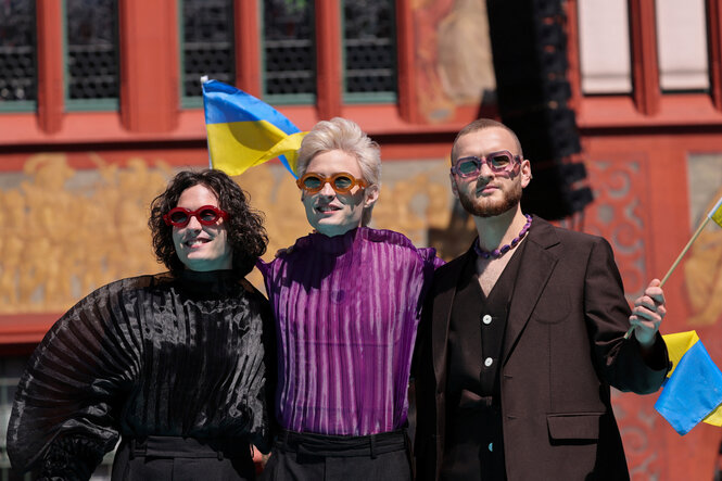 Die Band Ziferblat posiert mit Fahnen der Ukraine