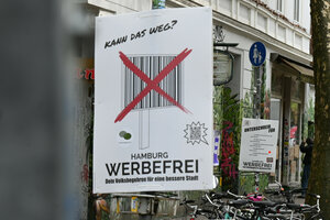 Durchgestrichenes Großplakat mit der Aufschrift: Kann das weg?