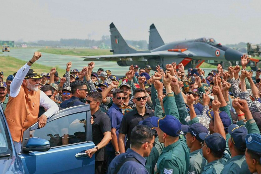 Indiens Premier Narendra Modi reckt am Dienstag auf dem Luftwaffenstützpunkt Adampur die Faust und gibt sich kämpferisch