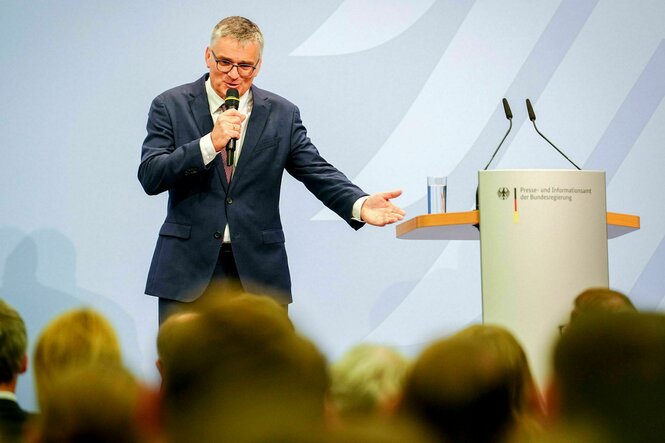 Stefan Kornelius, Sprecher der Bundesregierung, spricht bei der Amtsübergabe im Informationsamt der Bundesregierung zu den Mitarbeitern
