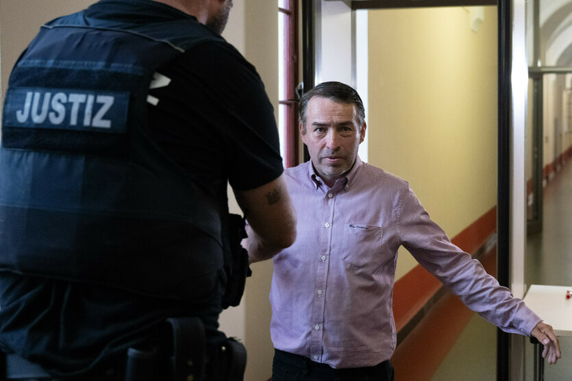 Der Rechtsextremist Sven Liebich (r) geht vor dem Saal des Landgerichts Halle/Saale durch eine Sicherheitskontrolle