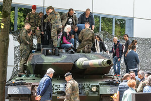 Besucher auf einem Leopard-Kampfpanzer