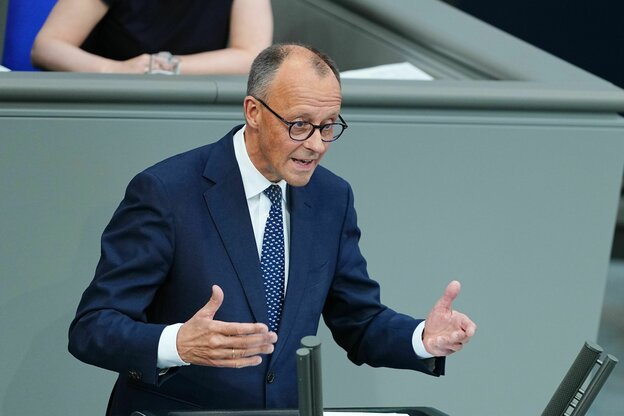 Merz am Redepult des Bundestags