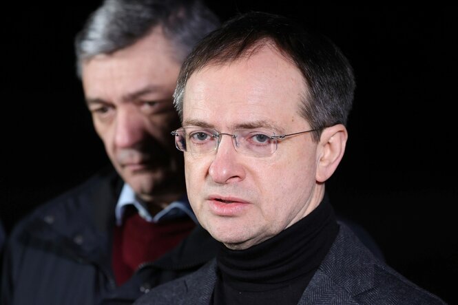 Der Leiter der russischen Delegation für die Ukraine-Verhandlungen in Istanbul, Wladimir Medinski (rechts) auf einem Foto vom August 2022 .