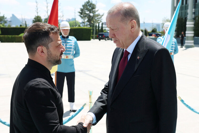 Selenskyj und Erdogan schütteln sich die Hände