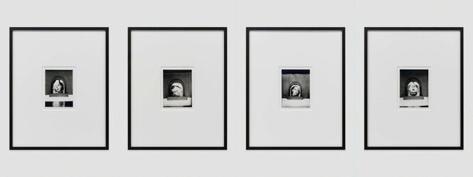 Die Abbildung zeigt eine Serie vier Selbstporträts von Claude Cahun: Sie zeigen den abgetrennten Kopf der Künstler:in unter einem Glassturz.