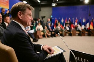 Johann Wadephul sitzt in einem Anzug im Plenarsaal.