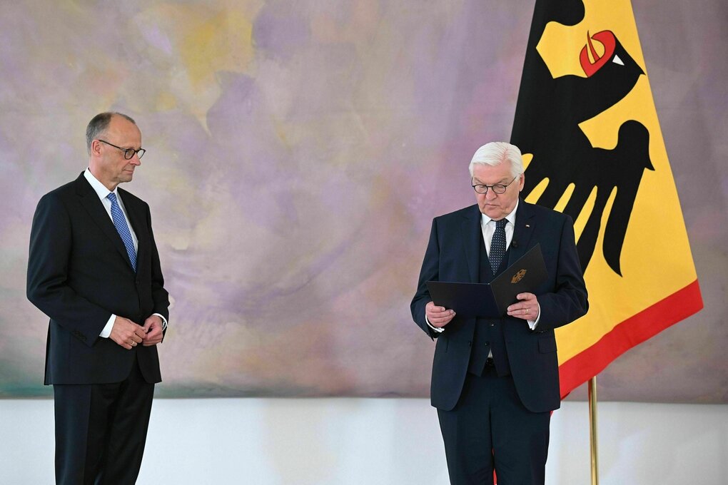 Bundespräsident Frank-Walter Steinmeier übergibt Bundeskanzler Friedrich Merz (CDU, l) im Schloss Bellevue die Ernennungsurkunde