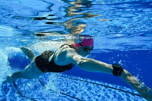 Unterwasseraufnahme eine Fraudie im Freibad schwimmt