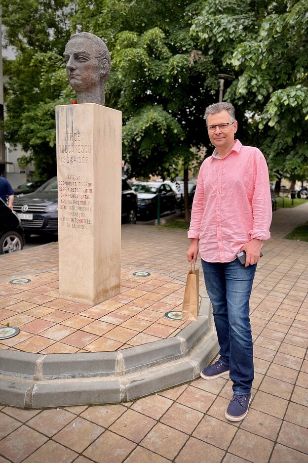 Portrait von Mihail Demetriade vor einer Statue