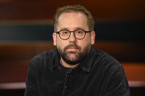 Ein Mann während einer TV-Talkshow