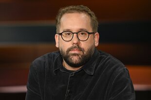 Ein Mann während einer TV-Talkshow