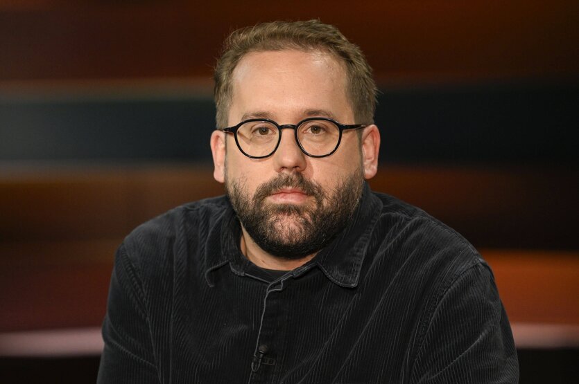 Ein Mann während einer TV-Talkshow