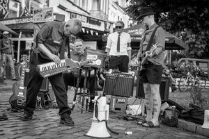 Boy Division, mit Bernd Kroschewski, zweiter von links, live auf der Schanzen-Piazza, Hamburg, 2022