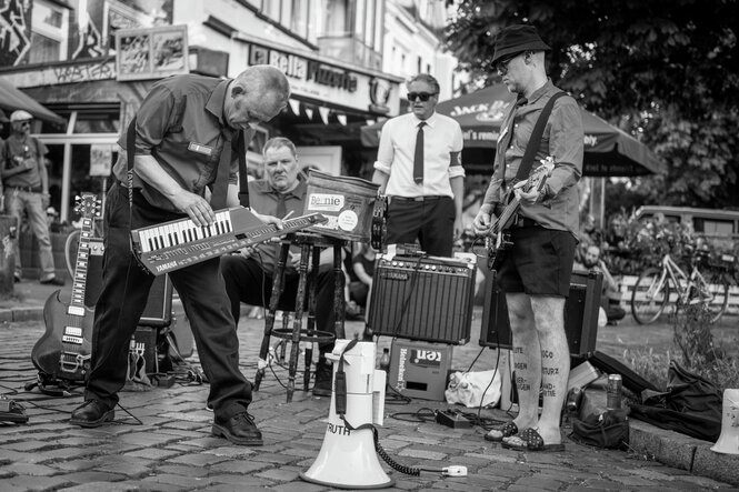 Boy Division, mit Bernd Kroschewski, zweiter von links, live auf der Schanzen-Piazza, Hamburg, 2022