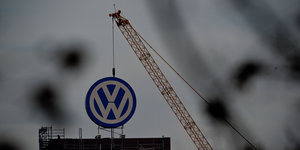 Ein VW-Schild und ein Kran